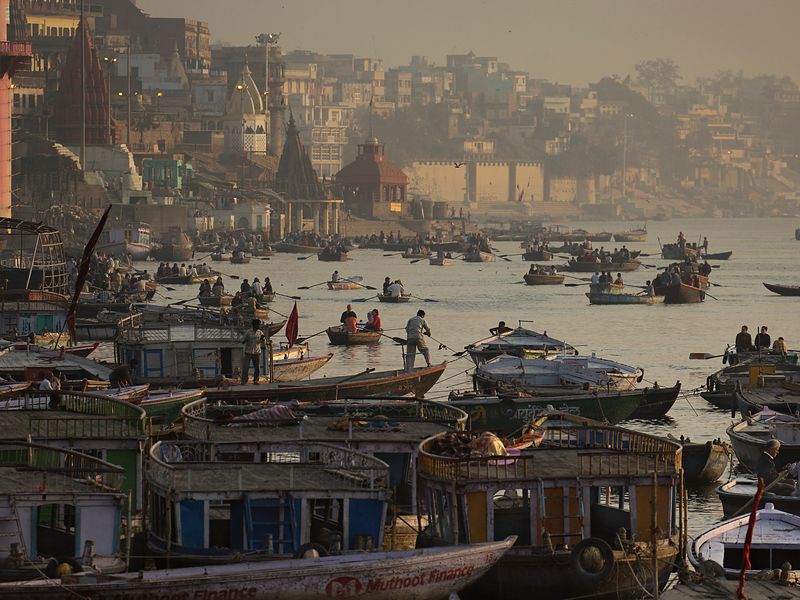 सुबह के समय वाराणसी के घाट